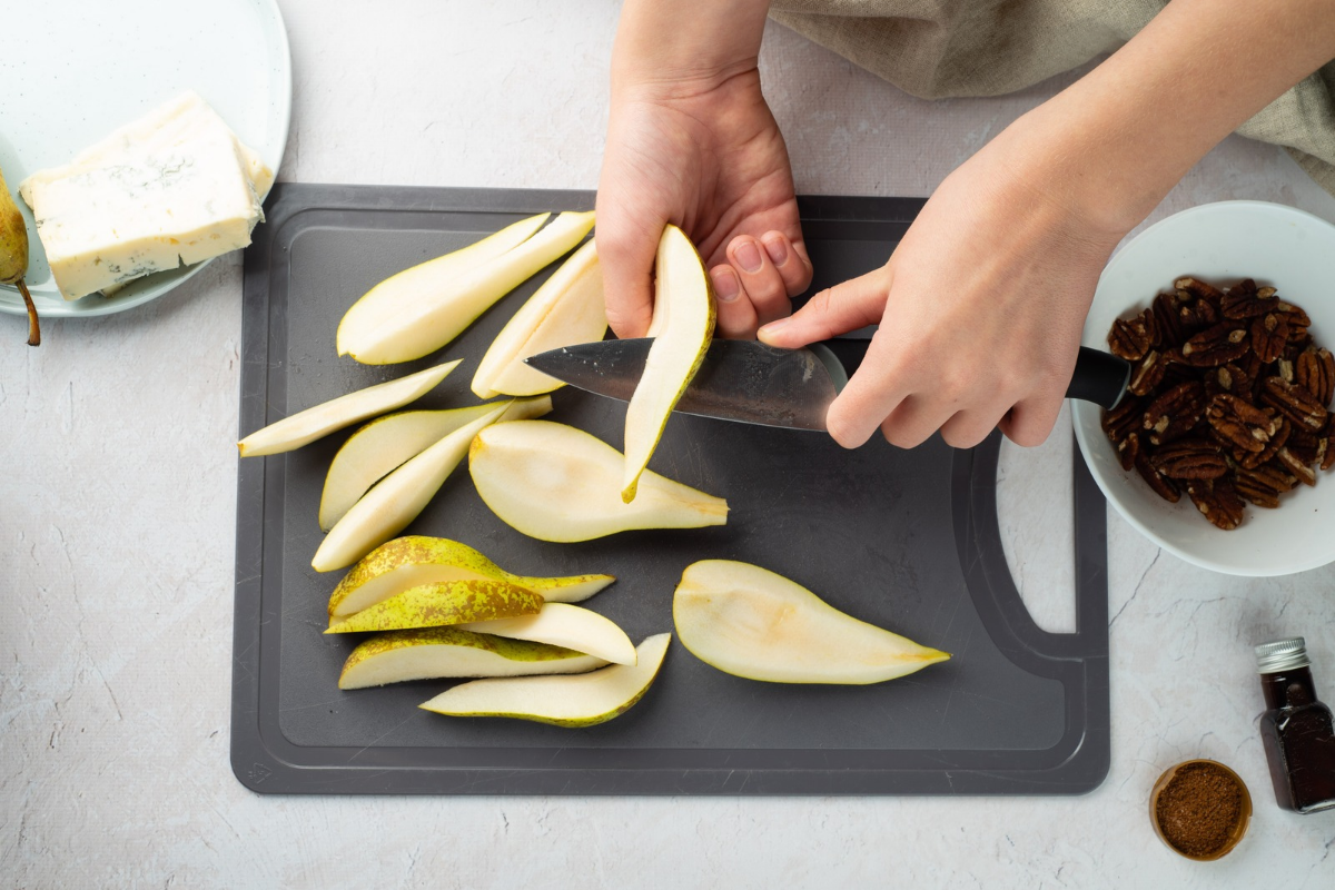  Slicing the pears